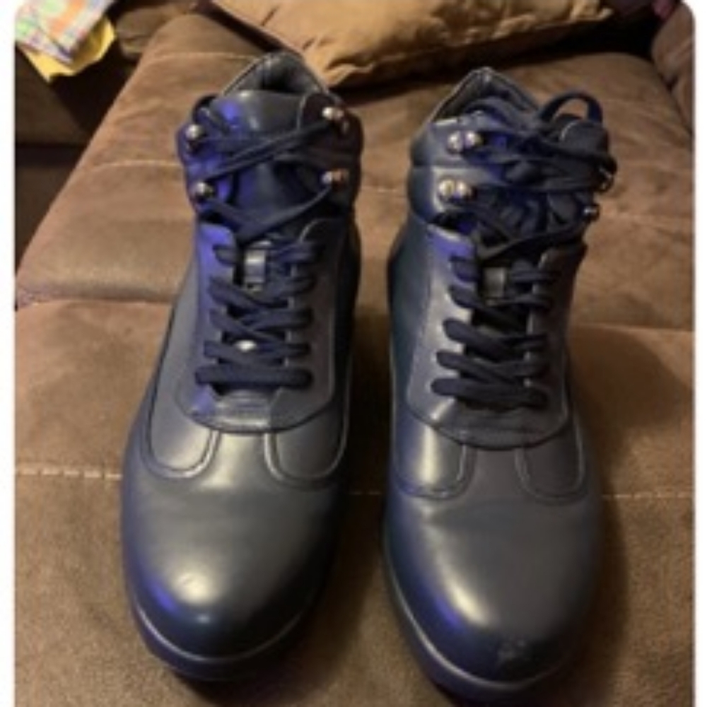 Size 10.5 Sio navy leather boots.
